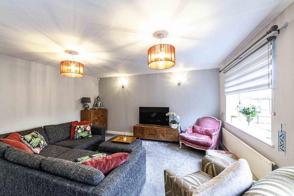 Woodhead Close, Lees, Oldham, OL4 3 bed detached house for sale £300,000