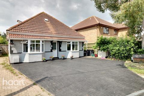 4 bedroom chalet for sale, Jaywick Lane, Clacton-On-Sea