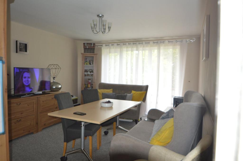 Laburnum Grove, Colnbrook, Berkshire... 2 bed apartment to rent £