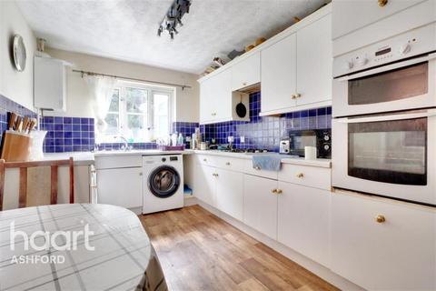 4 bedroom detached house to rent, Waltham Close