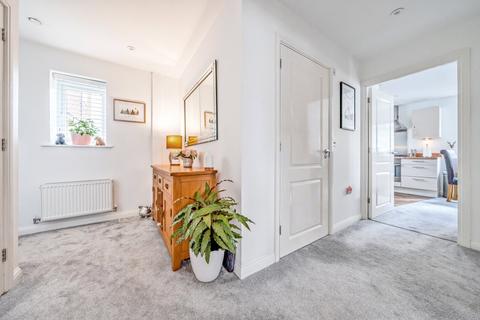 8 Raynham Close, Guildford, GU4 7TS
