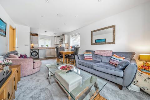 8 Raynham Close, Guildford, GU4 7TS