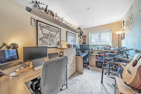 8 Raynham Close, Guildford, GU4 7TS