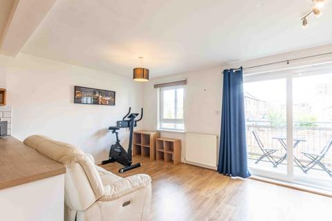 2 bedroom flat to rent, 1070L – Albion Gardens, Edinburgh, EH7 5QL