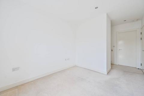 3 bedroom flat for sale, Meadowside, Kidbrooke, London, SE9