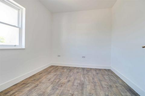 3 bedroom flat to rent, East Street, Southend-on-sea, SS2