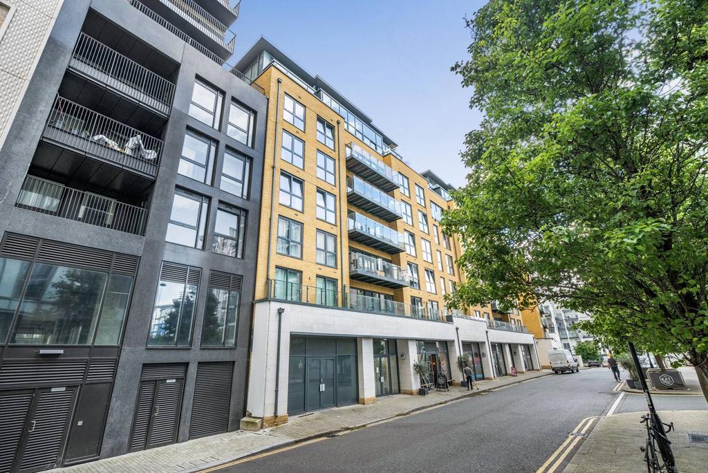 Osiers Road, Wandsworth Town, London... 2 bed flat to rent £5,500 pcm
