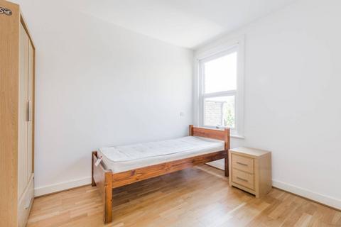 3 bedroom house to rent, Holbrook Road, Stratford, London, E15