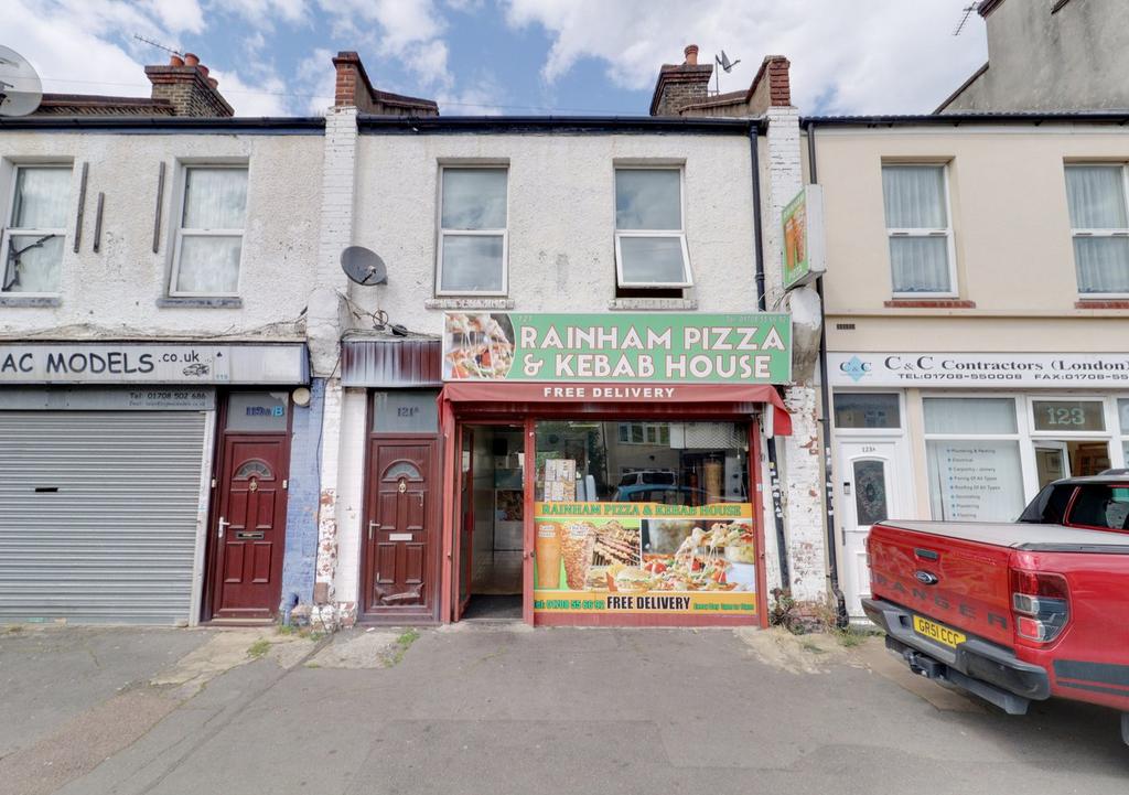 Wennington Road, RAINHAM RM13 2 bed flat for sale £200,000