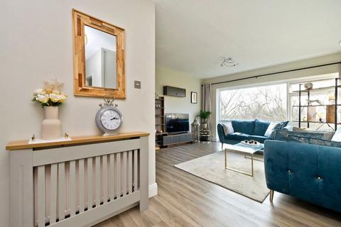 2 bedroom flat to rent, Pinewood Grove, London