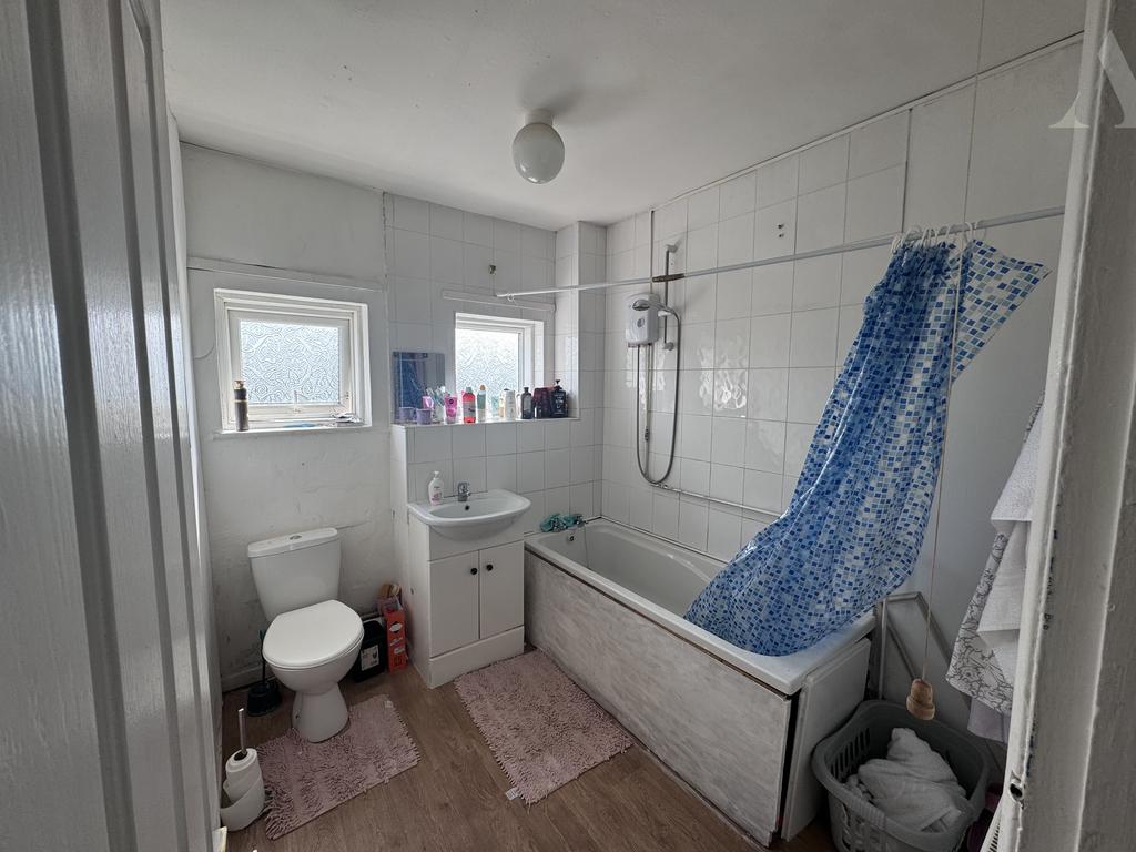 59 Kenilworth Court Bathroom