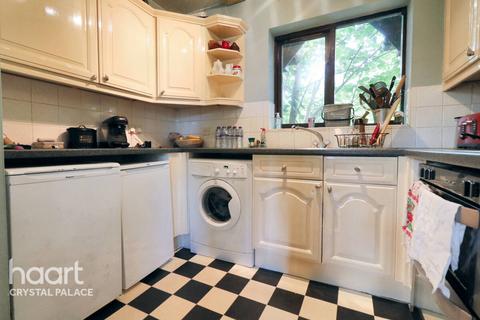 2 bedroom flat for sale, Thicket Grove, London