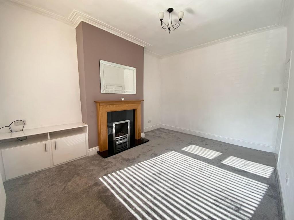 Pendlebury, Manchester M27 2 bed terraced house to rent £925 pcm (£