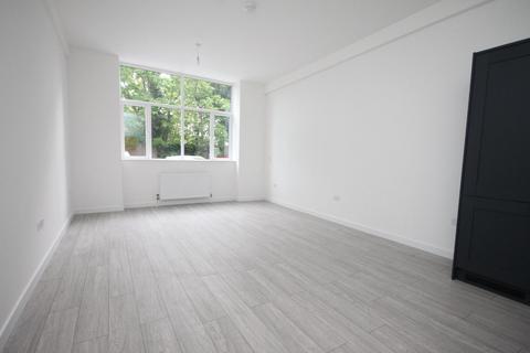 Studio to rent, Old Bedford Road, Luton, LU2