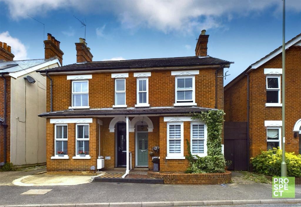 Rectory Road, Farnborough, Hampshire... 3 bed semidetached house for