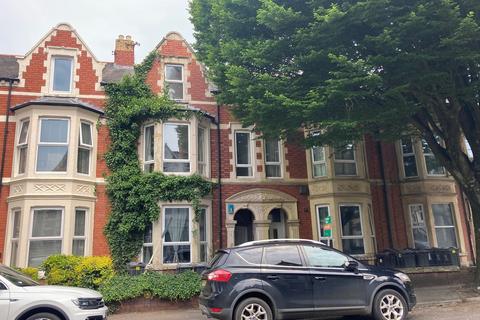 2 bedroom flat to rent, Connaught Road, Cardiff. CF24 3PY