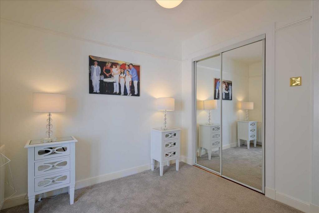 Bedroom 2/Dining