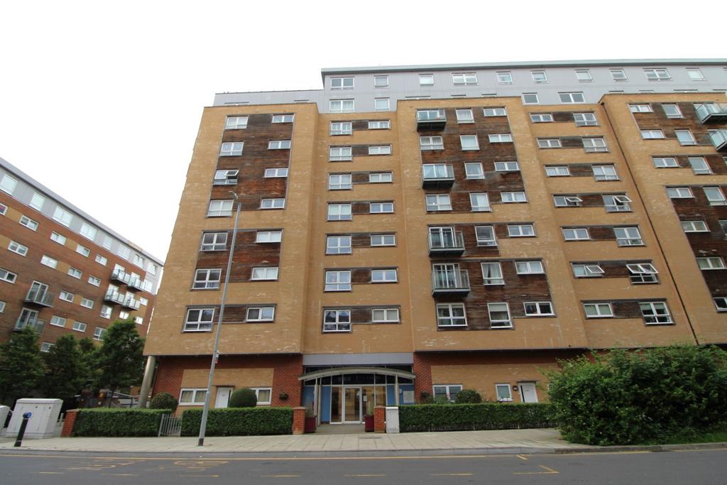 Cherrydown East, Basildon, Essex, SS16 1 bed flat to rent £1,250 pcm