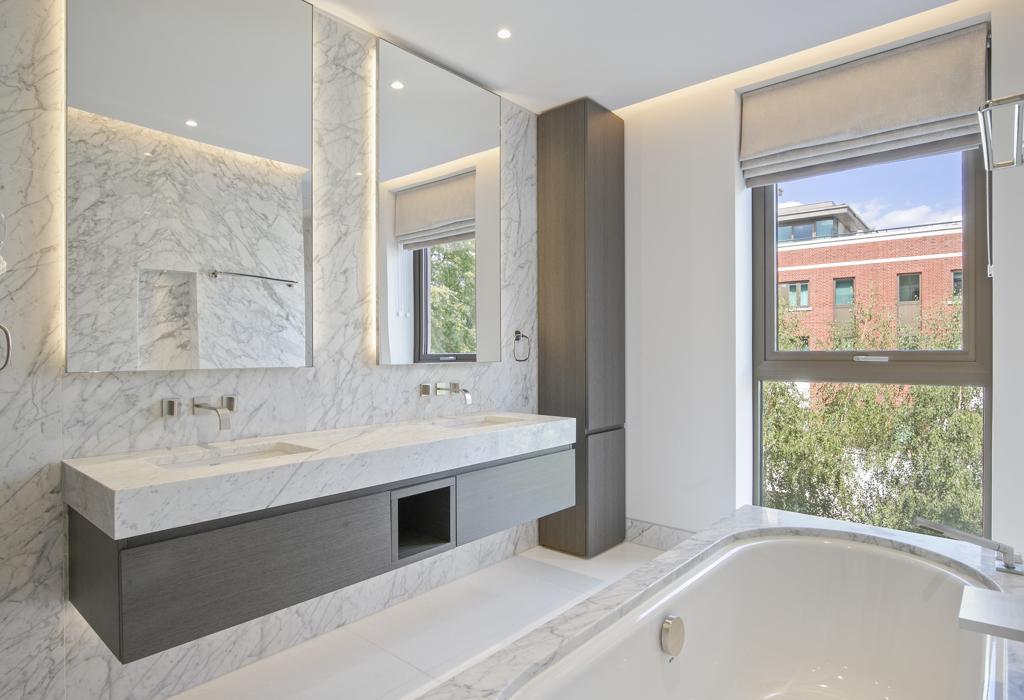 Main Ensuite Bathroom