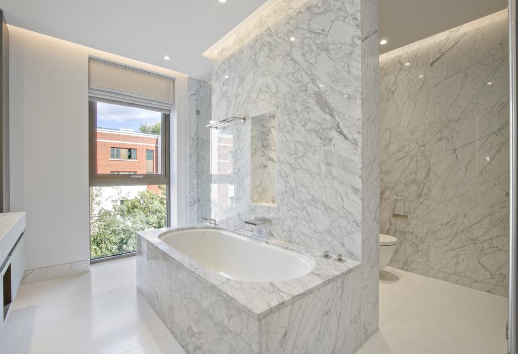 Main Ensuite Bathroom
