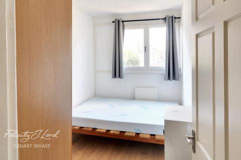 1 bedroom in a flat share to rent, Seyssel Street, London