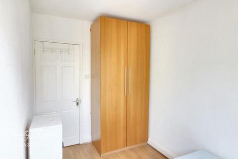 1 bedroom in a flat share to rent, Seyssel Street, London