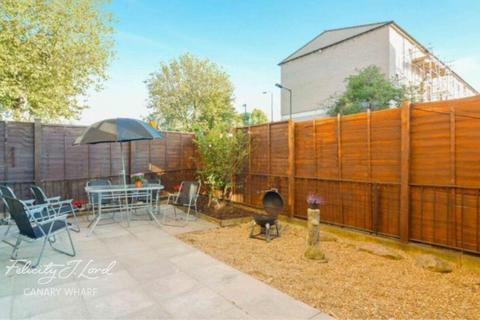 1 bedroom in a flat share to rent, Seyssel Street, London