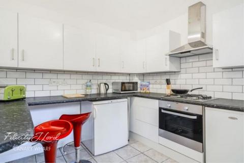 1 bedroom in a flat share to rent, Seyssel Street, London