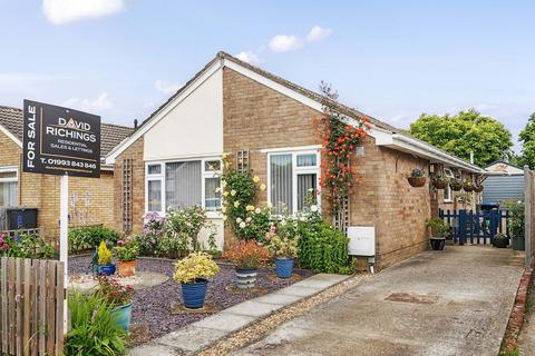 3 bedroom detached bungalow for sale, Stoneleigh Drive, Carterton, Oxfordshire, OX18
