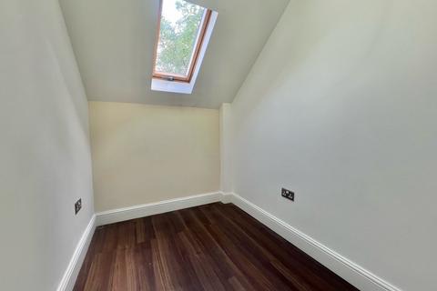 2 bedroom apartment to rent, Birdhurst Road, South Croydon