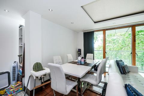2 bedroom apartment to rent, Woodford Road, London, East London