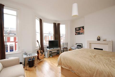 3 bedroom flat to rent, Courcy Road, Turnpike Lane, London, N8