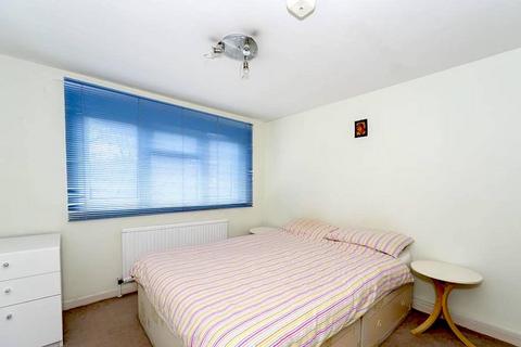 3 bedroom flat for sale, Brick Farm Close, Kew, Richmond, TW9