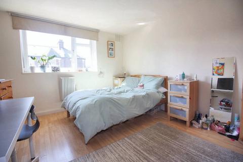 4 bedroom apartment to rent, Stonhouse Street, London SW4