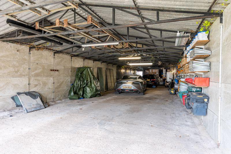 Garage / Outbuilding