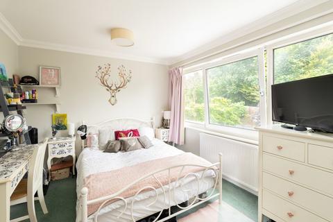 16 Masons Paddock, Dorking, RH4 1HY