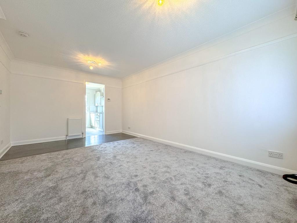 RUSSELL GARDENS, UDDINGSTON G71 2 bed flat to rent £695 pcm (£160 pw)