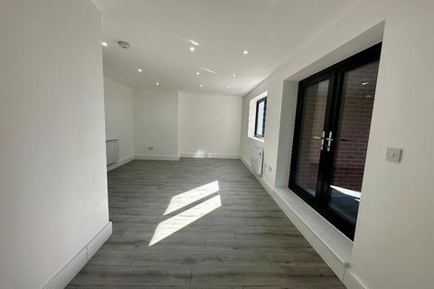 2 bedroom flat for sale, Whyteleafe Hill, Whyteleafe, CR3 0AG
