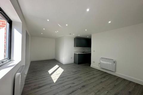 2 bedroom flat for sale, Whyteleafe Hill, Whyteleafe, CR3 0AG
