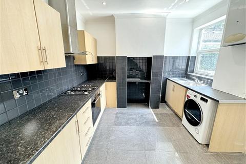 2 bedroom terraced house to rent, Faringford Road, Stratford