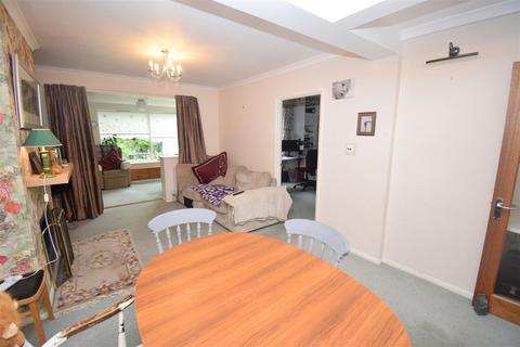 4 Dickens Road, Rugby, CV22 5RW