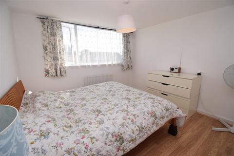 4 Dickens Road, Rugby, CV22 5RW