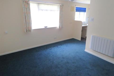 Studio to rent, Beaulieu Close, New Milton