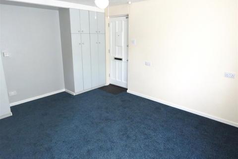 Studio to rent, Beaulieu Close, New Milton