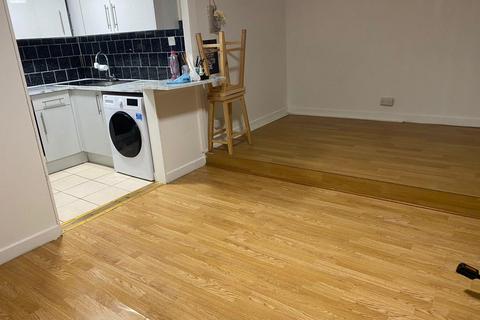 1 bedroom in a house share to rent, Chippenham Road, London