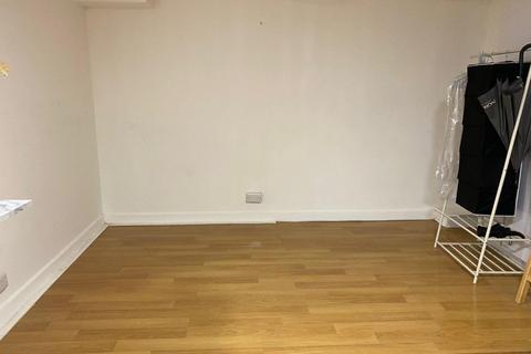 1 bedroom in a house share to rent, Chippenham Road, London