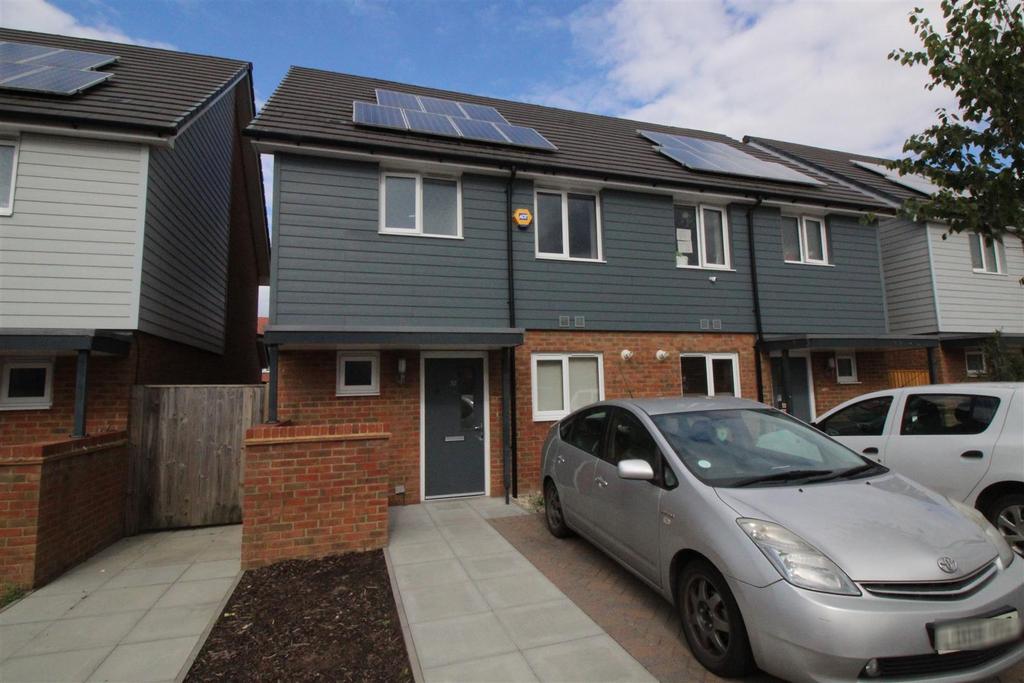 Waterfall Crescent, Bewbush, Crawley... 3 bed house to rent £1,850