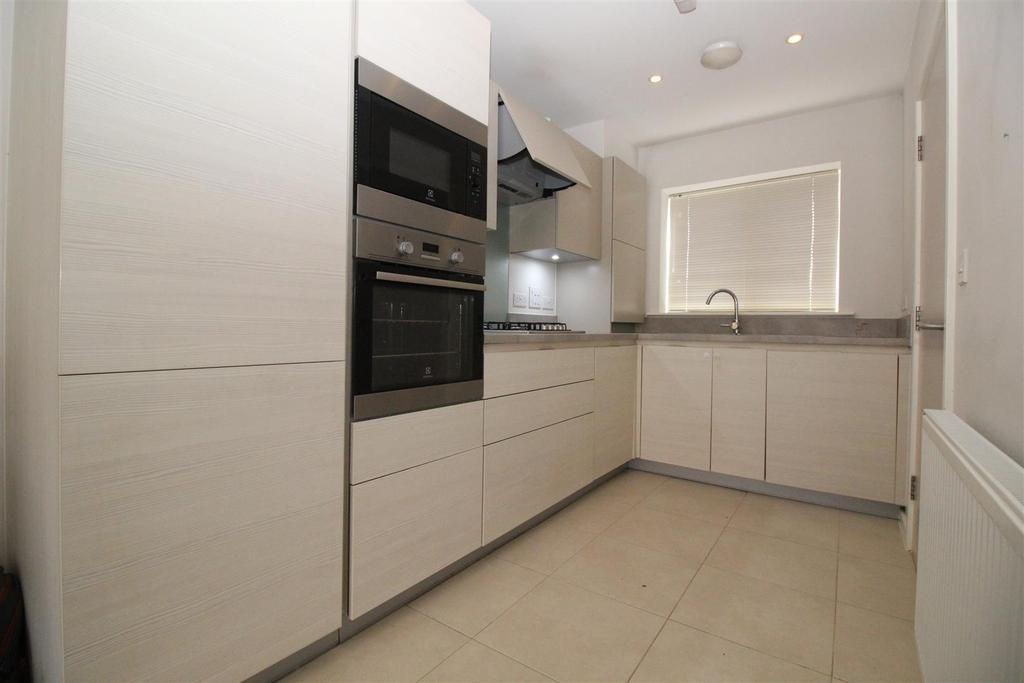Waterfall Crescent, Bewbush, Crawley... 3 bed house to rent £1,850