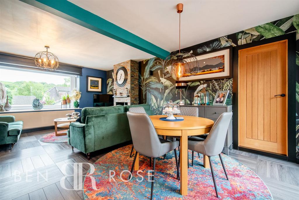 Lounge/Dining Area