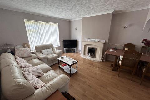 3 bedroom end of terrace house to rent, Peach Ley Road, Birmingham